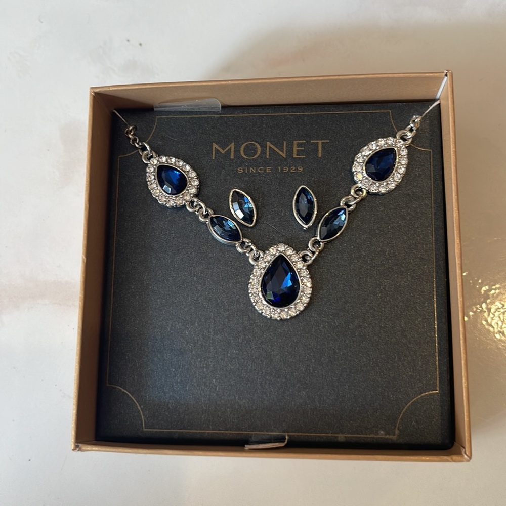 NWT MONET necklace and earrings set